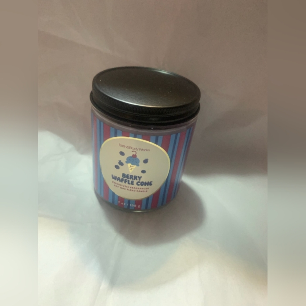 Bath & Body Works Berry Waffle Cone Candle Single Wick NWT - Picture 3 of 6